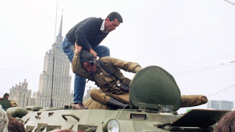 Illustration for article titled These photographs capture the terror, joy and weirdness of the USSR's final days